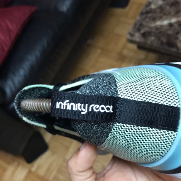 Nike React Infinity Run Flyknit “Black White Barely Volt” - Picture 13 of 15